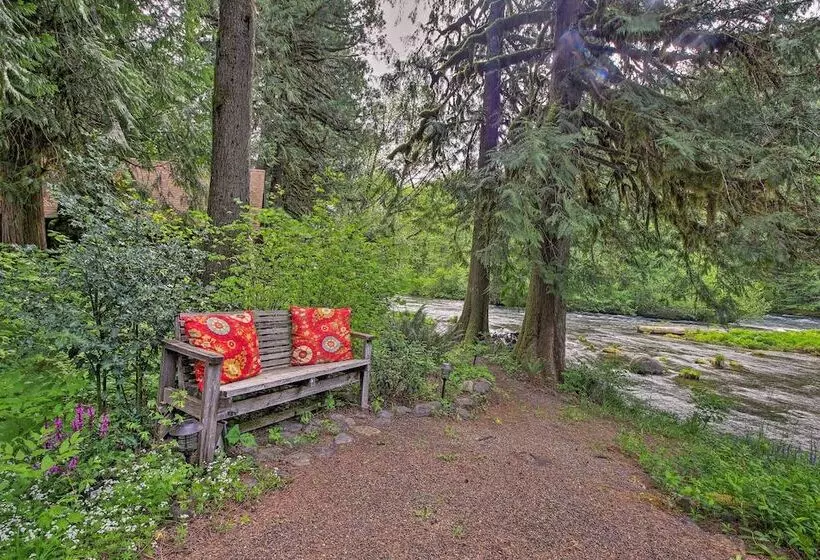 Quiet & Romantic Riverfront Mckenzie Bridge Cabin!