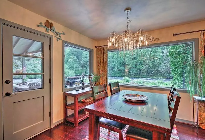 Quiet & Romantic Riverfront Mckenzie Bridge Cabin!