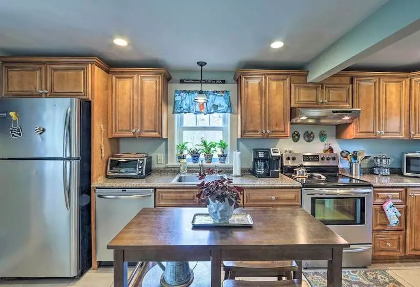 Remodeled Farmhouse In Waterford Near 2 Beaches!