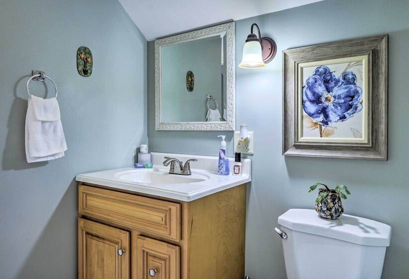 Remodeled Farmhouse In Waterford Near 2 Beaches!