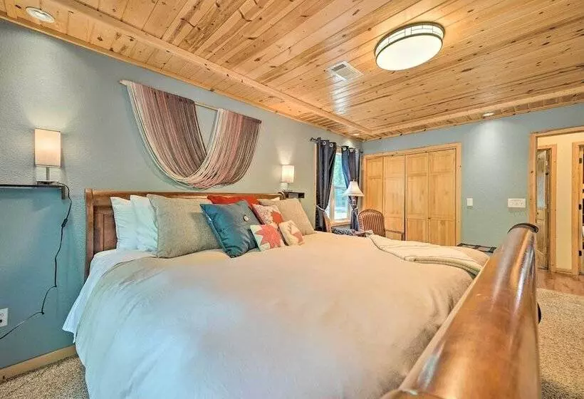 Remote Smithville Cottage: Furnished Deck & Grill
