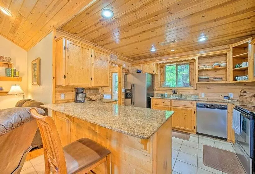 Remote Smithville Cottage: Furnished Deck & Grill