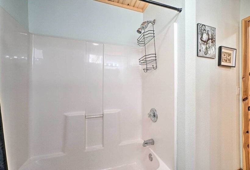 Remote Smithville Cottage: Furnished Deck & Grill