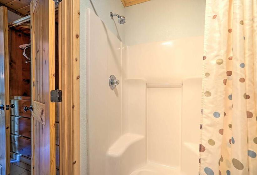 Remote Smithville Cottage: Furnished Deck & Grill