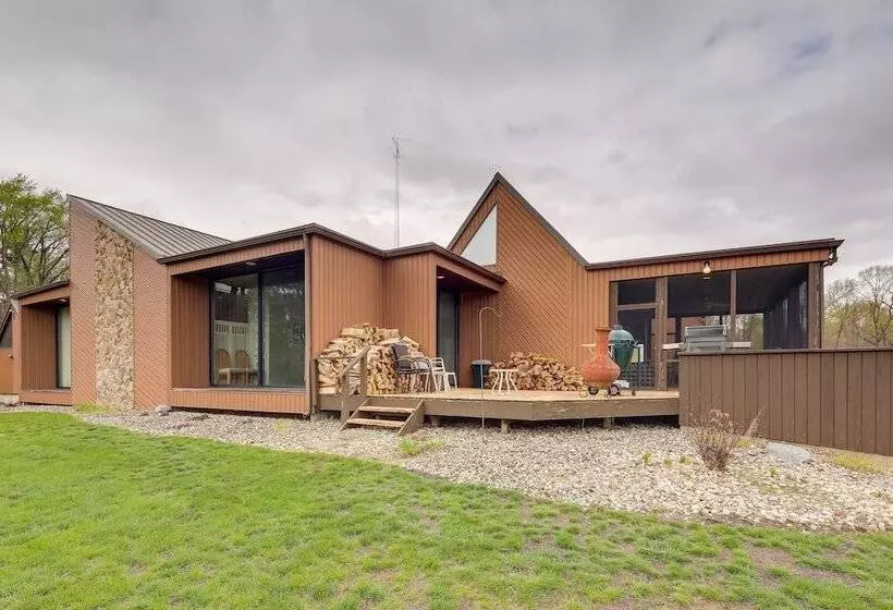 Spacious Plymouth Hideaway On Acreage W/ Lake!