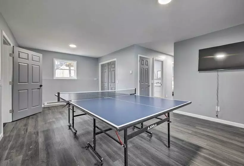 Poconos Vacation Rental W/ Hot Tub, 7 Mi To Skiing