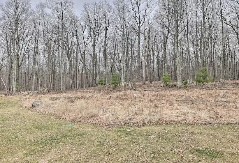 Poconos Vacation Rental W/ Hot Tub, 7 Mi To Skiing
