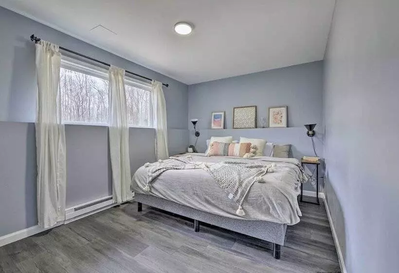 Poconos Vacation Rental W/ Hot Tub, 7 Mi To Skiing
