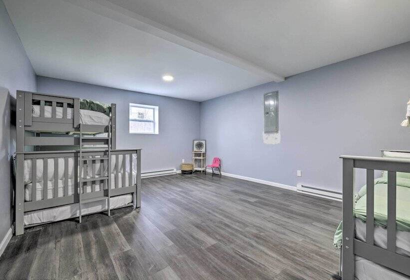 Poconos Vacation Rental W/ Hot Tub, 7 Mi To Skiing