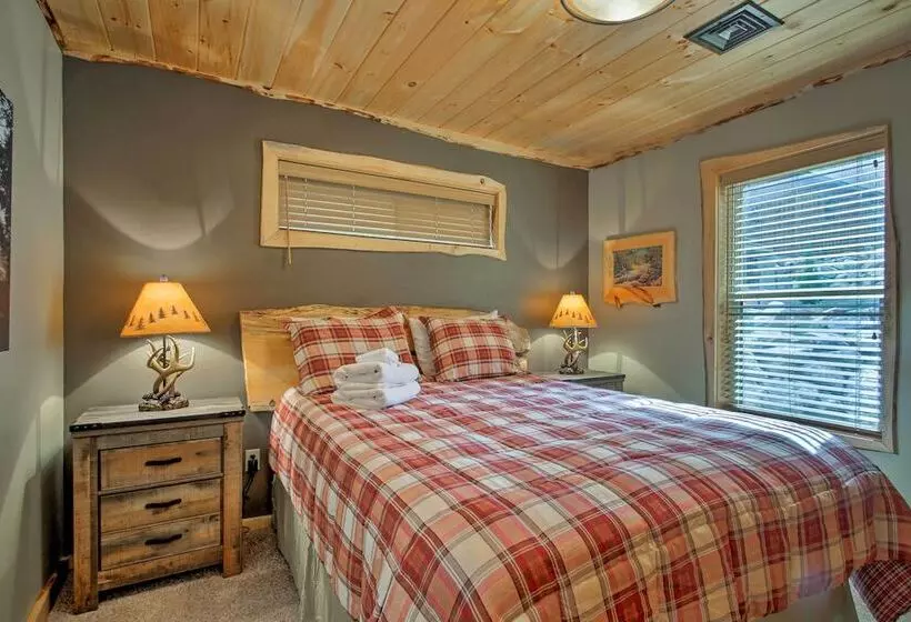 Timber Home: Walk To Slopes & N Conway Shops!