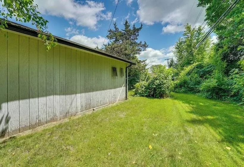 Westland Home ~ 20 Mi To Downtown Detroit!