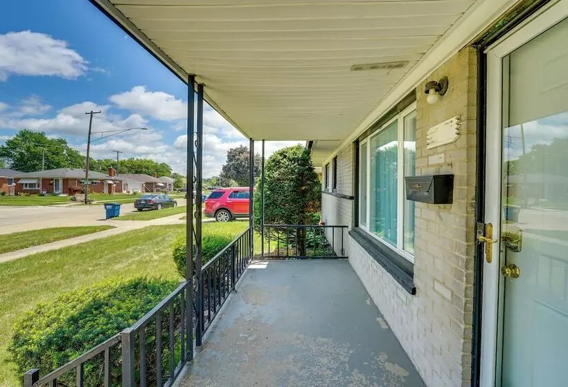 Westland Home ~ 20 Mi To Downtown Detroit!