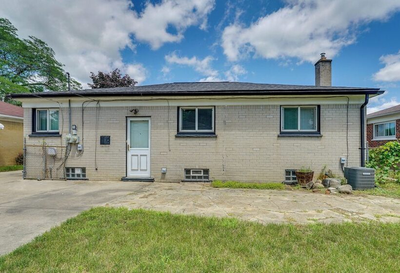 Westland Home ~ 20 Mi To Downtown Detroit!