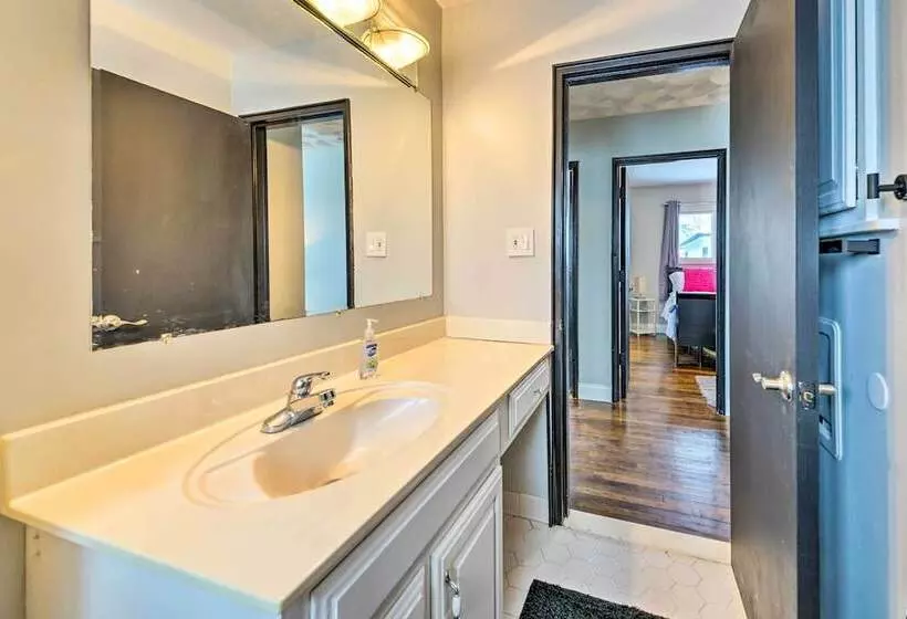 Westland Home ~ 20 Mi To Downtown Detroit!