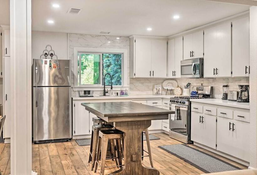 Private Hot Tub, Fire Pit + Swingset: Arnold Home