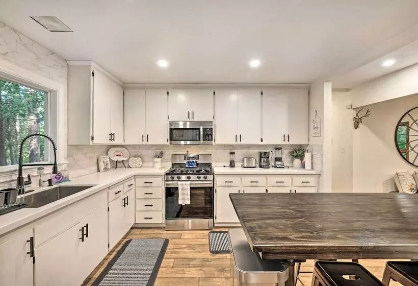 Private Hot Tub, Fire Pit + Swingset: Arnold Home