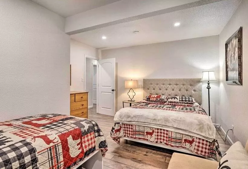 Private Hot Tub, Fire Pit + Swingset: Arnold Home