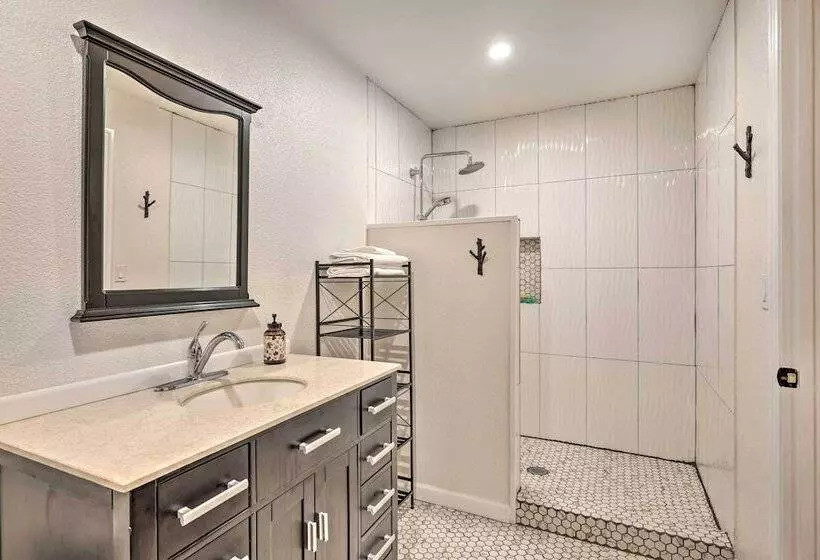 Private Hot Tub, Fire Pit + Swingset: Arnold Home