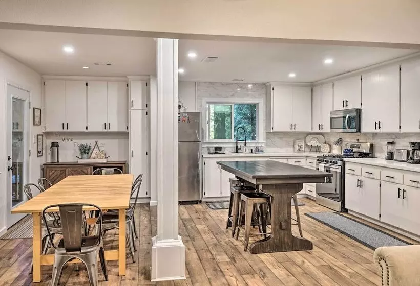 Private Hot Tub, Fire Pit + Swingset: Arnold Home