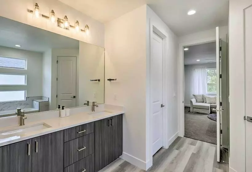 Beautiful Salt Lake City Home W/ Huge Yard!