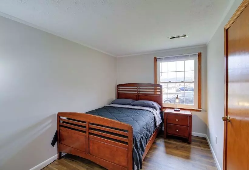 Bluefield Home W/ Covered Deck   Near Parks!