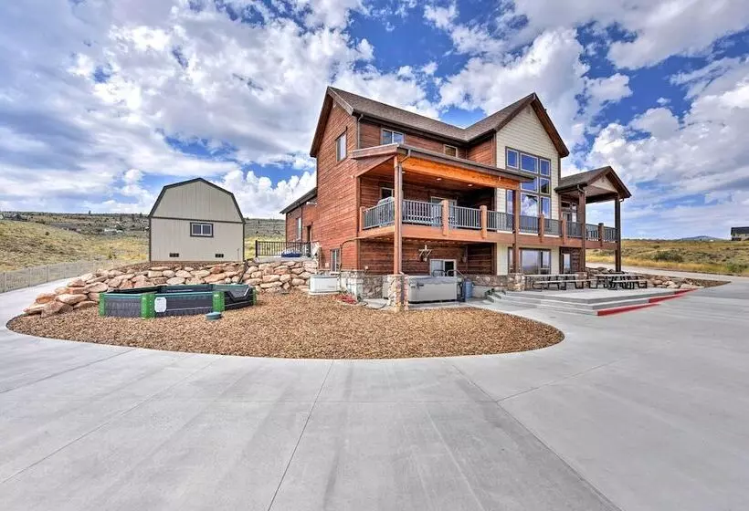 Cabin W/ Beach Access, Sport Court, Hot Tub & View