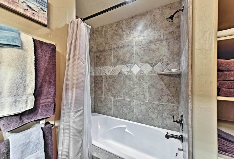 Cabin W/ Beach Access, Sport Court, Hot Tub & View