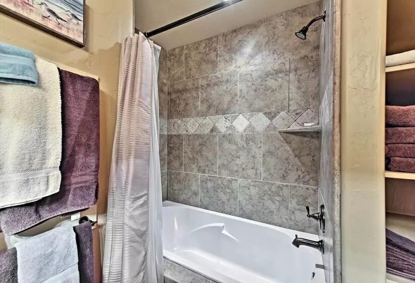 Cabin W/ Beach Access, Sport Court, Hot Tub & View