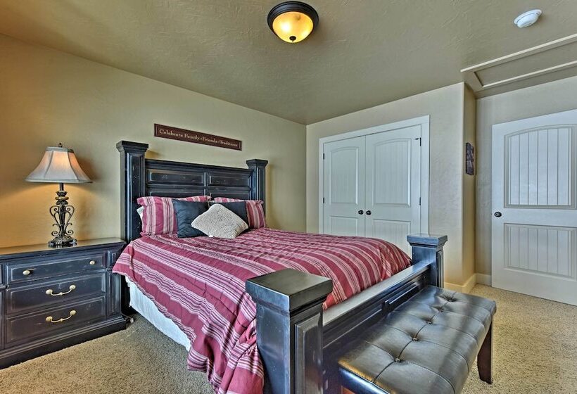 Cabin W/ Beach Access, Sport Court, Hot Tub & View