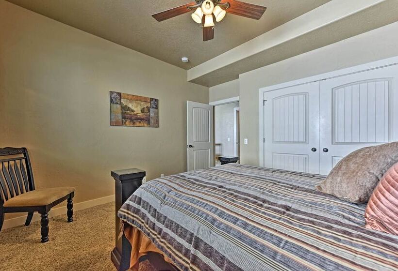 Cabin W/ Beach Access, Sport Court, Hot Tub & View