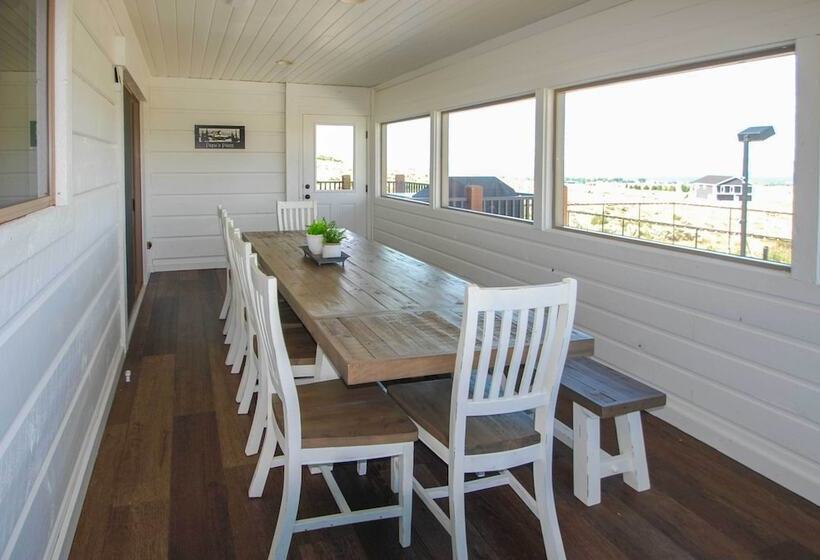 Cabin W/ Beach Access, Sport Court, Hot Tub & View