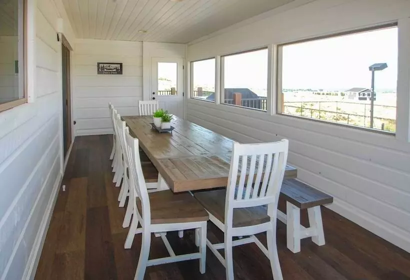 Cabin W/ Beach Access, Sport Court, Hot Tub & View