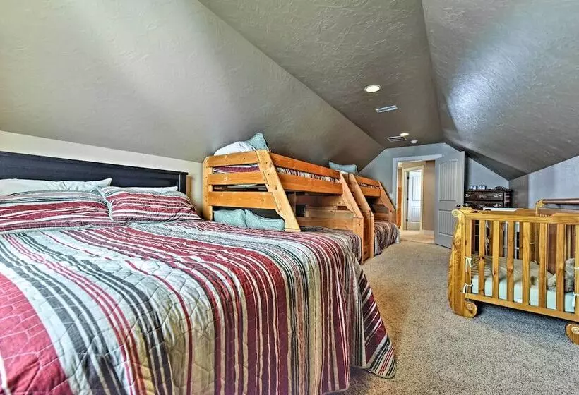 Cabin W/ Beach Access, Sport Court, Hot Tub & View