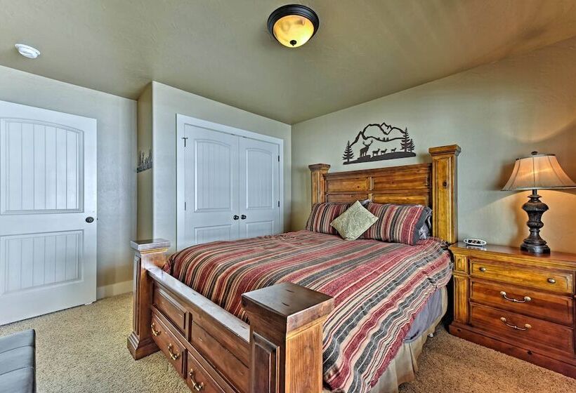 Cabin W/ Beach Access, Sport Court, Hot Tub & View