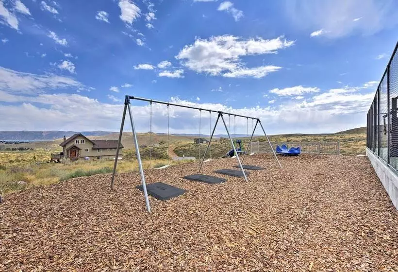 Cabin W/ Beach Access, Sport Court, Hot Tub & View