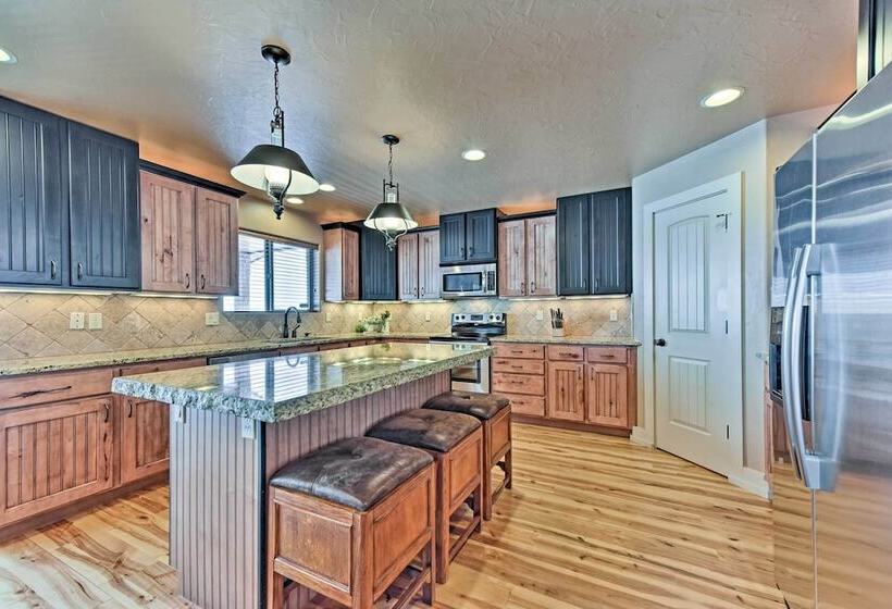 Cabin W/ Beach Access, Sport Court, Hot Tub & View