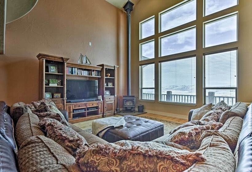 Cabin W/ Beach Access, Sport Court, Hot Tub & View