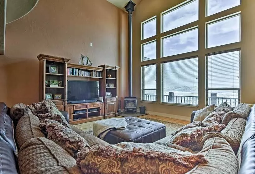 Cabin W/ Beach Access, Sport Court, Hot Tub & View