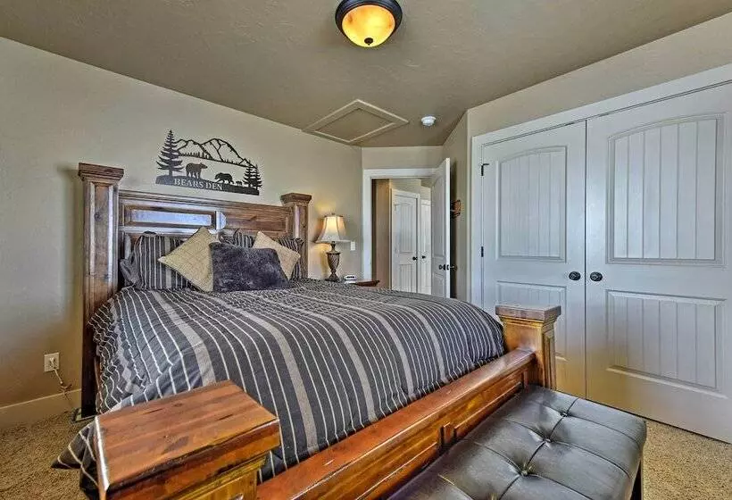 Cabin W/ Beach Access, Sport Court, Hot Tub & View