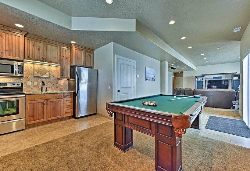 Cabin W/ Beach Access, Sport Court, Hot Tub & View