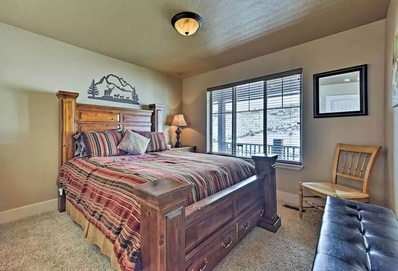 Cabin W/ Beach Access, Sport Court, Hot Tub & View