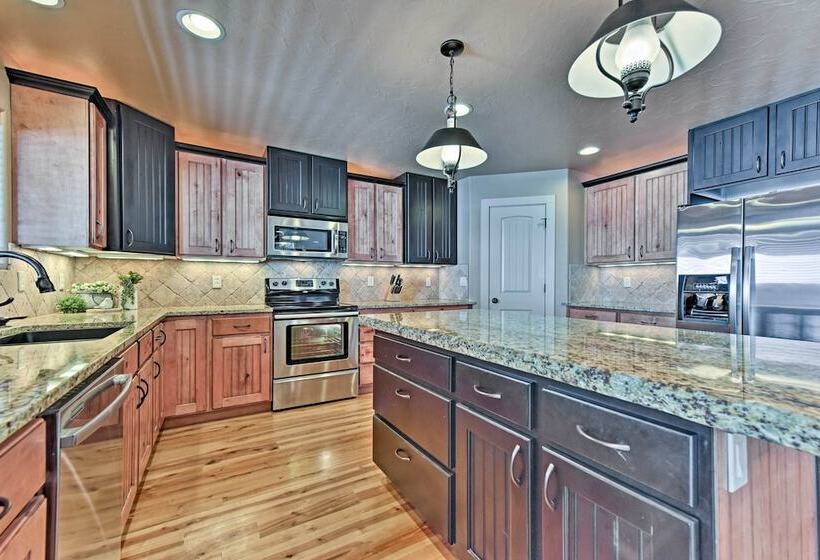 Cabin W/ Beach Access, Sport Court, Hot Tub & View