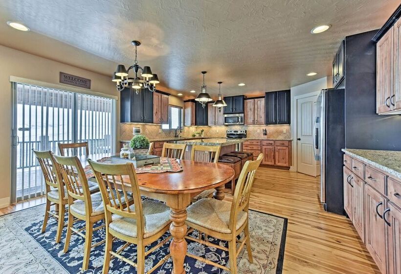 Cabin W/ Beach Access, Sport Court, Hot Tub & View