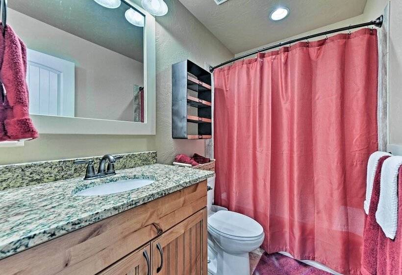 Cabin W/ Beach Access, Sport Court, Hot Tub & View