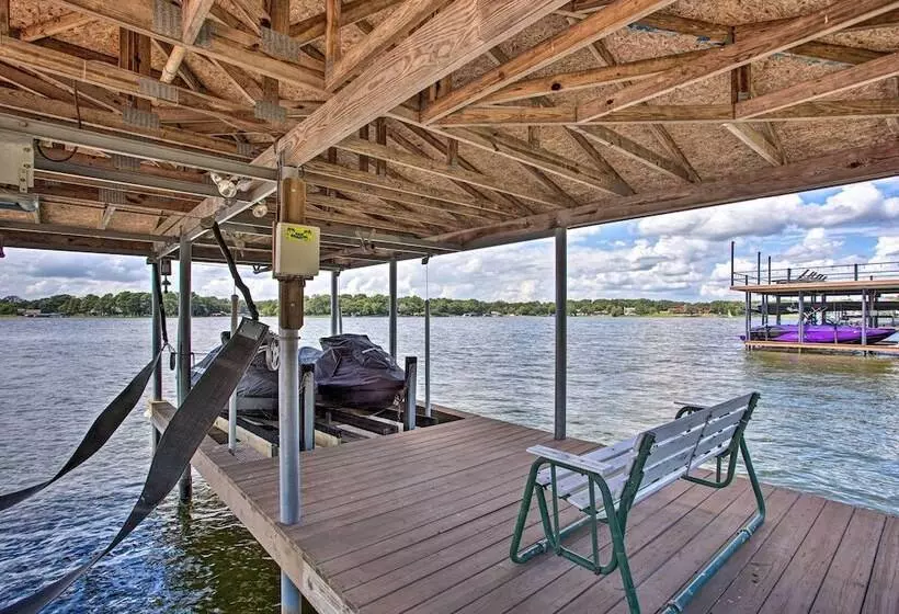 Remodeled Cedar Creek Lake Retreat W/ Fire Pit!