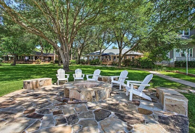 Remodeled Cedar Creek Lake Retreat W/ Fire Pit!