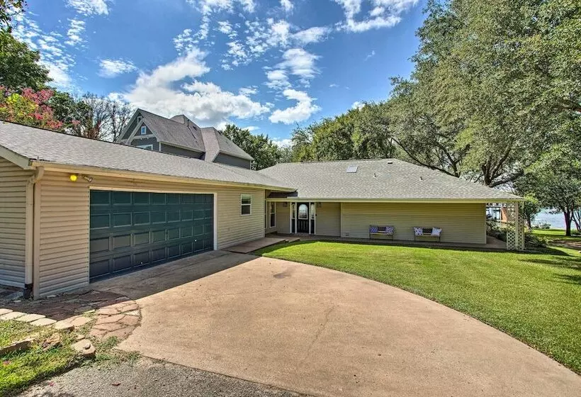Remodeled Cedar Creek Lake Retreat W/ Fire Pit!