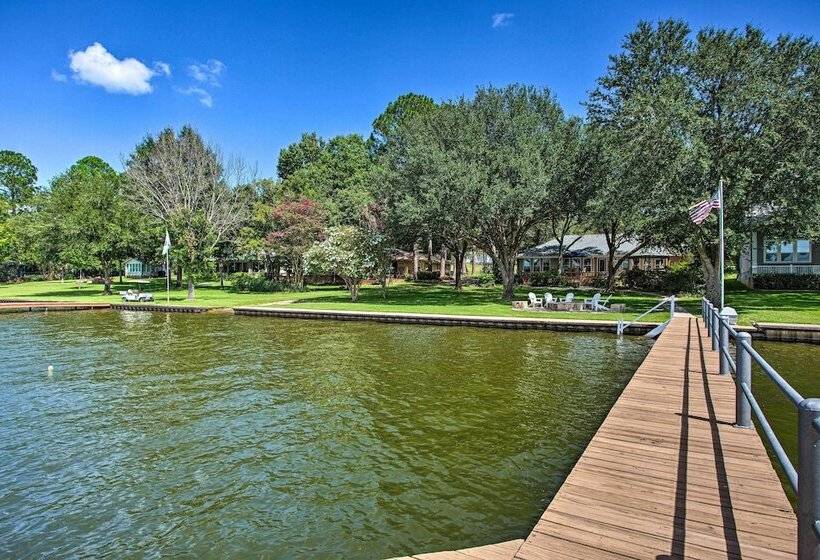 Remodeled Cedar Creek Lake Retreat W/ Fire Pit!