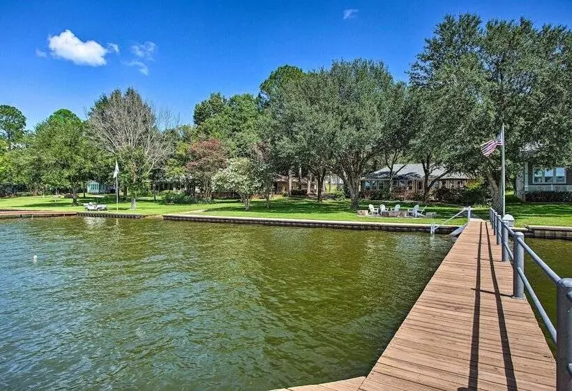 Remodeled Cedar Creek Lake Retreat W/ Fire Pit!