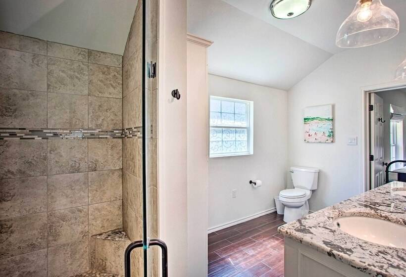 Remodeled Cedar Creek Lake Retreat W/ Fire Pit!